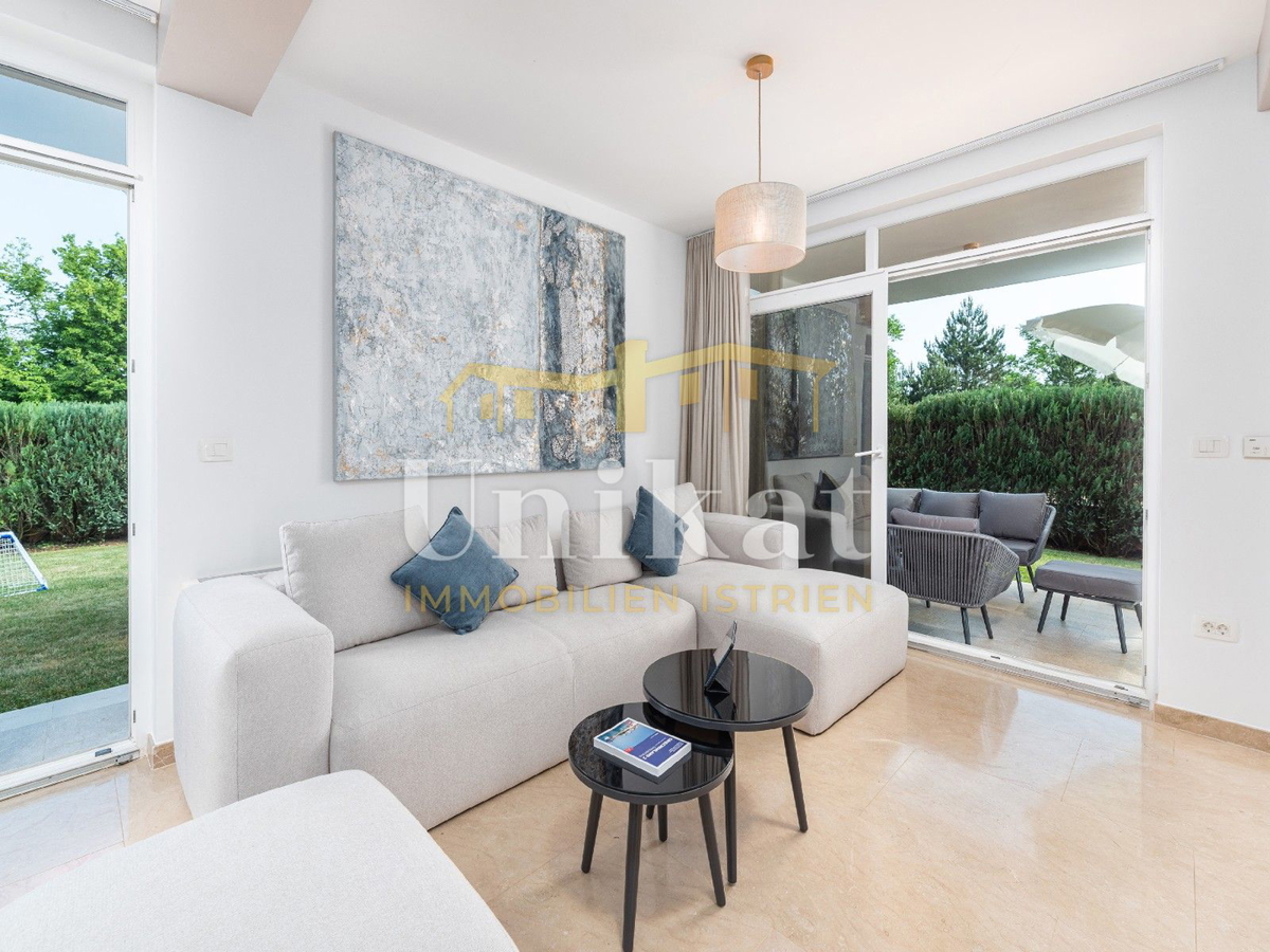 Villa moderna con piscina interna ed esterna